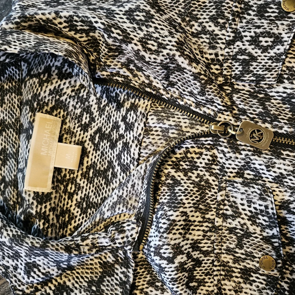 Michael Kors Black & White Patterned Front-Zip Utility Blouse - Medium